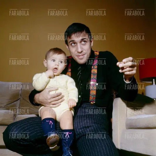 Adriano Celentano e la figlia Rosita, 1966 - Farabola Immagine digitale