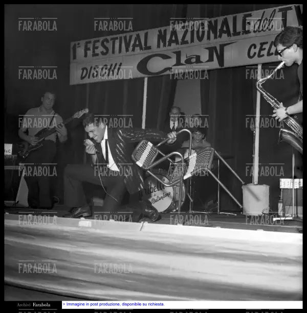 Adriano Celentano, Festival del Twist al Teatro Orfeo, Milano, 1962 - Farabola Immagine digitale
