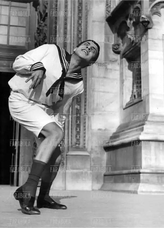 Adriano Celentano imita Jerry Lewis, Milano, 1956 - Farabola Immagine digitale