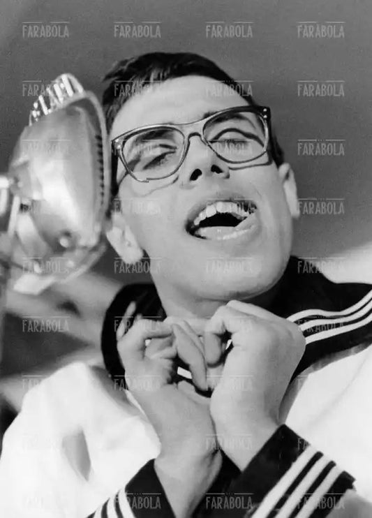 Adriano Celentano imita Jerry Lewis, Salsomaggiore Terme, 1957 - Farabola Immagine digitale