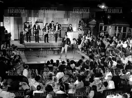Adriano Celentano in concerto a Forte dei Marmi, 1968 - Farabola Immagine digitale