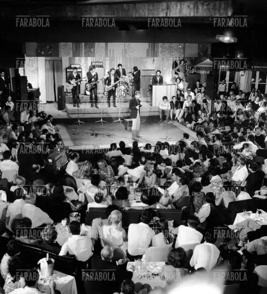 Adriano Celentano in concerto a La Bussola, Viareggio, 1962 - Farabola Immagine digitale