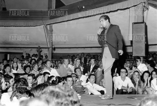 Adriano Celentano in concerto alla Bussola, Viareggio, 1968 - Farabola Immagine digitale