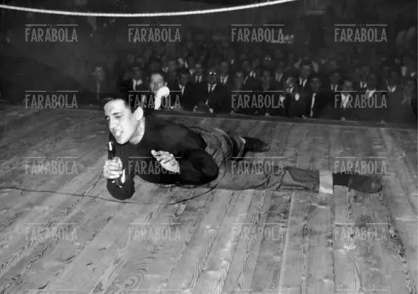 Adriano Celentano in concerto, anni 60 - Farabola Immagine digitale