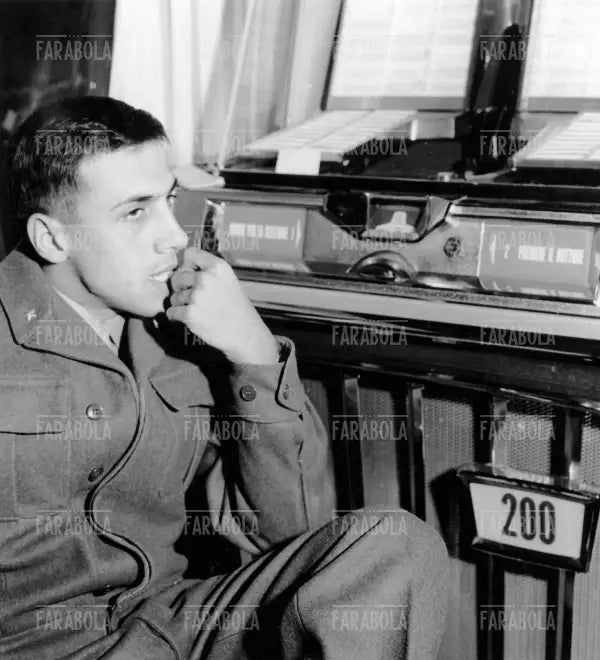 Adriano Celentano in libera uscita, Casale Monferrato, 1960 - Farabola Immagine digitale
