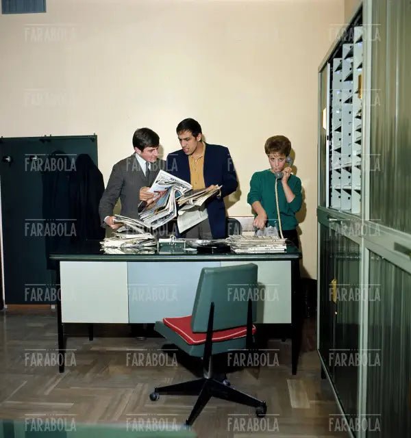 Adriano Celentano negli uffici della casa discografica Clan, anni 60 - Farabola Immagine digitale