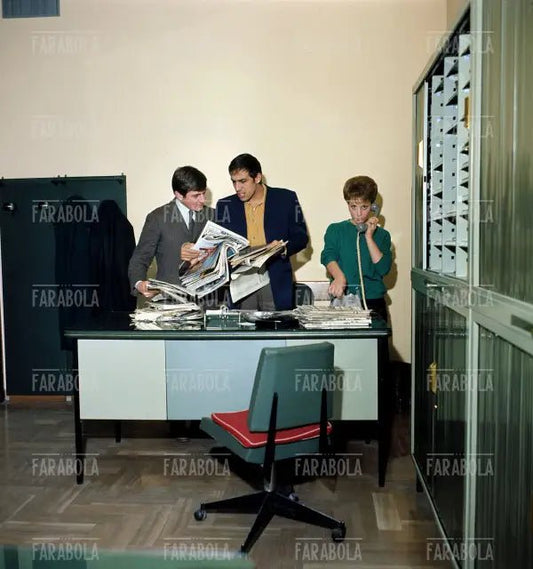 Adriano Celentano negli uffici della casa discografica Clan, anni 60 - Farabola Immagine digitale
