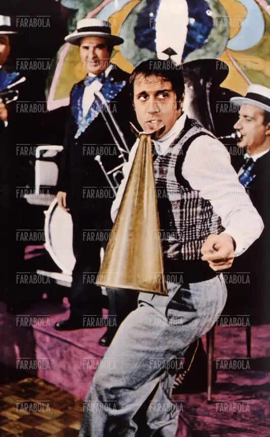 Adriano Celentano nel film Bluff - storia di truffe e di imbroglioni, 1976 - Farabola Immagine digitale