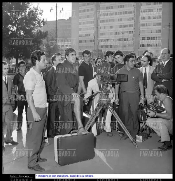 Adriano Celentano sul set del film Super rapina a Milano, 1964 - Farabola Immagine digitale