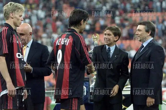 Adriano Galliani e Luigi Berlusconi premiano Filippo Inzaghi, Trofeo Berlusconi, 2001 - Farabola Immagine digitale