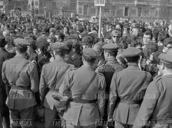 Agenti di polizia trattengono la folla di scioperanti, Milano, 1962 - Farabola Immagine digitale