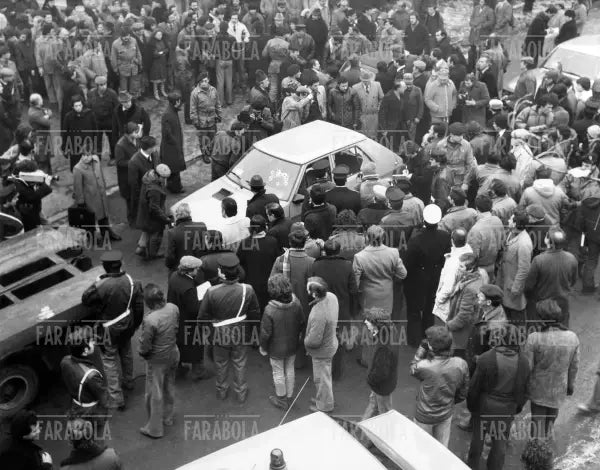 Agguato dei brigatisti ai poliziotti, l'auto crivellata di colpi, Milano, 1980 - Farabola Immagine digitale