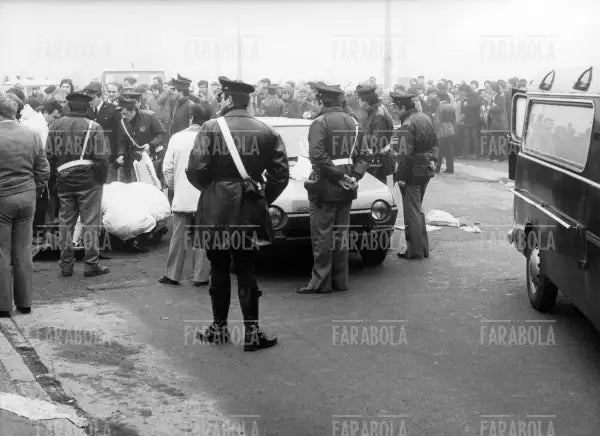 Agguato dei brigatisti ai poliziotti, l'auto crivellata di colpi, Milano, 1980 - Farabola Immagine digitale