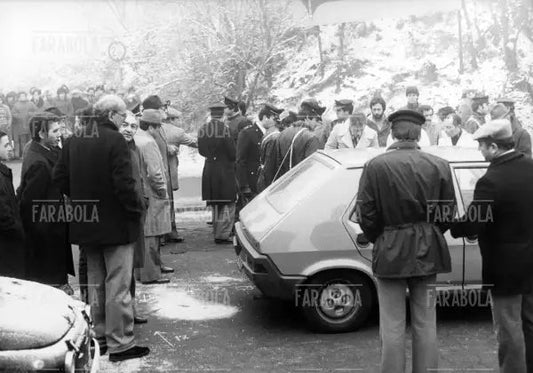 Agguato dei brigatisti ai poliziotti, l'auto crivellata di colpi, Milano, 1980 - Farabola Immagine digitale