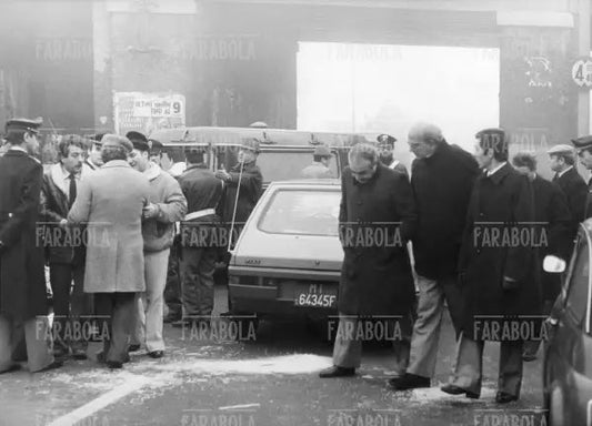 Agguato dei brigatisti ai poliziotti, l'auto crivellata di colpi, Milano, 1980 - Farabola Immagine digitale
