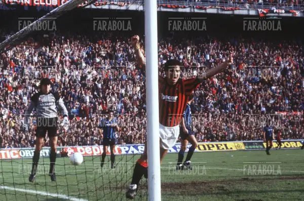 Agostino Di Bartolomei esulta dopo il gol, Milan vs Inter, 1985 - Farabola Immagine digitale