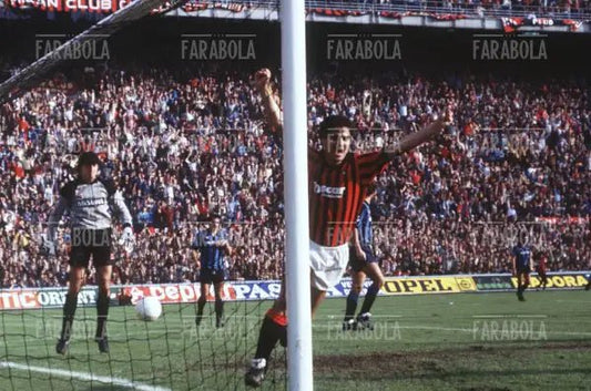 Agostino Di Bartolomei esulta dopo il gol, Milan vs Inter, 1985 - Farabola Immagine digitale