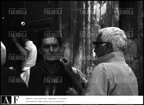Alain Delon e il truccatore Alberto De Rossi sul set del film Il Gattopardo, Palermo, 1962 - Farabola Immagine digitale