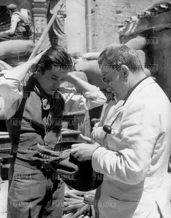 Alain Delon e Luchino Visconti sul set del film Il Gattopardo, Palermo, 1962 - Farabola Immagine digitale