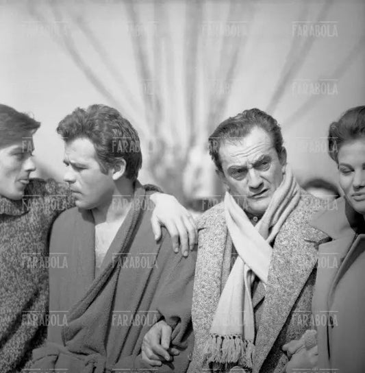 Alain Delon, Renato Salvatori, Luchino Visconti e Claudia Cardinale sul set di Rocco e i suoi fratelli, 1960 - Farabola Immagine digitale