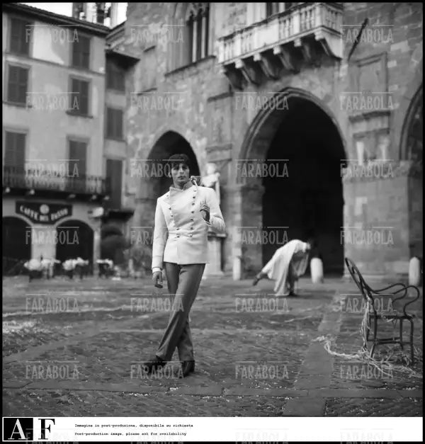 Alain Delon sul set del film Tre passi nel delirio, 1967 - Farabola Immagine digitale