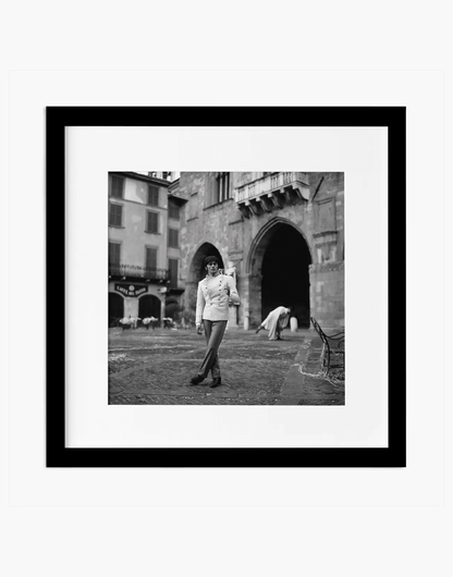 Alain Delon, Tre passi nel delirio, 1967 — stampa fine art con cornice nera