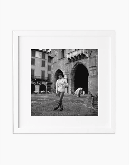 Alain Delon, Tre passi nel delirio, 1967 — stampa fine art con cornice bianca