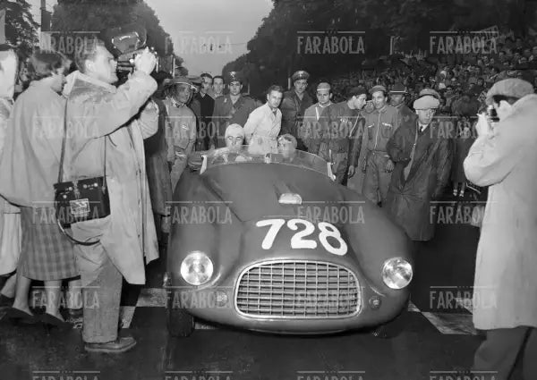 Alberto Ascari e Senesio Nicolini su Ferrari 275 S Barchetta Touring, Mille Miglia, 1950 - Farabola Immagine digitale