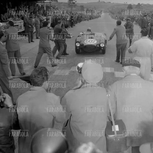 Alberto Ascari su una Lancia D 24, Mille Miglia, 1954 - Farabola Immagine digitale