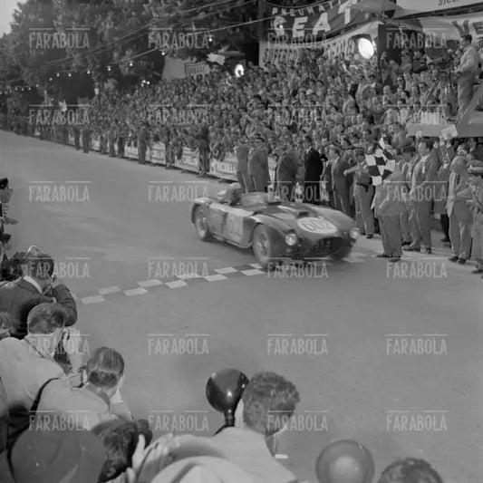 Alberto Ascari su una Lancia D 24, Mille Miglia, 1954 - Farabola Immagine digitale