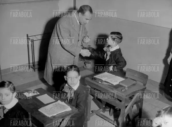 Alberto Lattuada visita la sua ex scuola elementare, Milano, 1954 - Farabola Immagine digitale