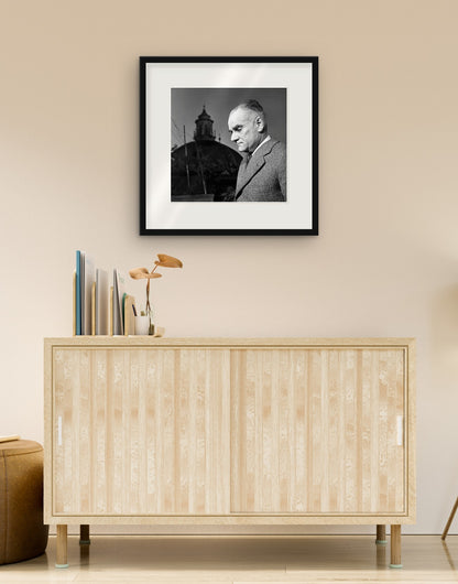 Fine-Art-Druck von „Alberto Moravia, 1958“ mit schwarzem Rahmen und Passepartout, im Wohnzimmer über einer Anrichte aufgehängt