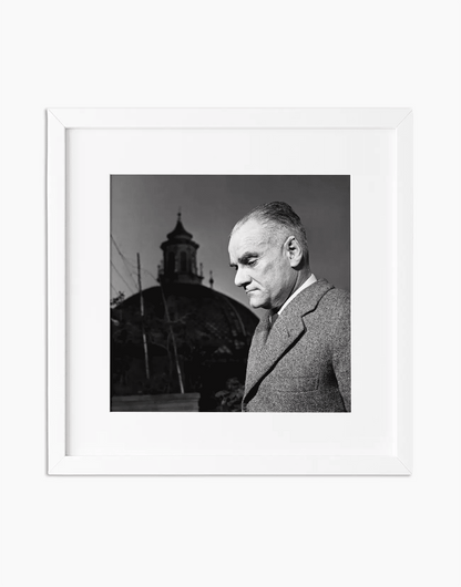 Alberto Moravia, 1958 — stampa fine art con cornice bianca