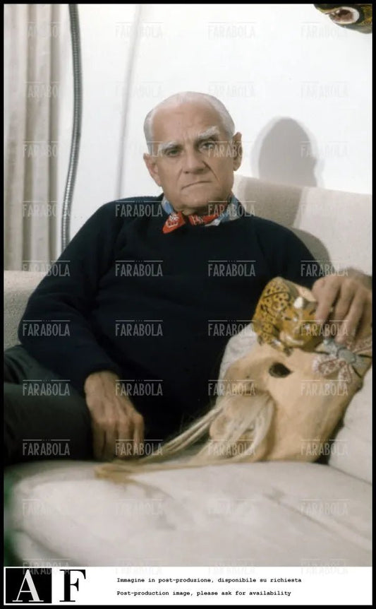 Alberto Moravia a Sabaudia, anni 70 - Farabola Immagine digitale