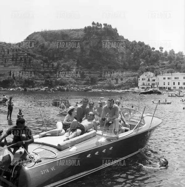 Alberto Sordi, Dino De Laurentis e altri amici, Taormina Film Fest, 1961 - Farabola Immagine digitale