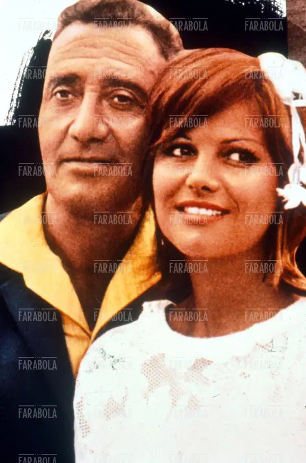 Alberto Sordi e Claudia Cardinale nel fillm Bello, onesto, emigrato Australia..., 1971 - Farabola Immagine digitale