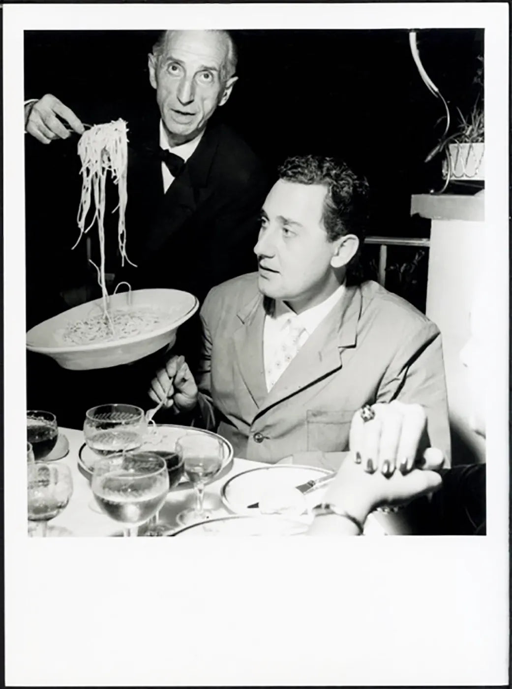 Alberto Sordi mangia spaghetti anni 50 Ft 37464 - Stampa 24x18 cm - Farabola Stampa ai sali d'argento