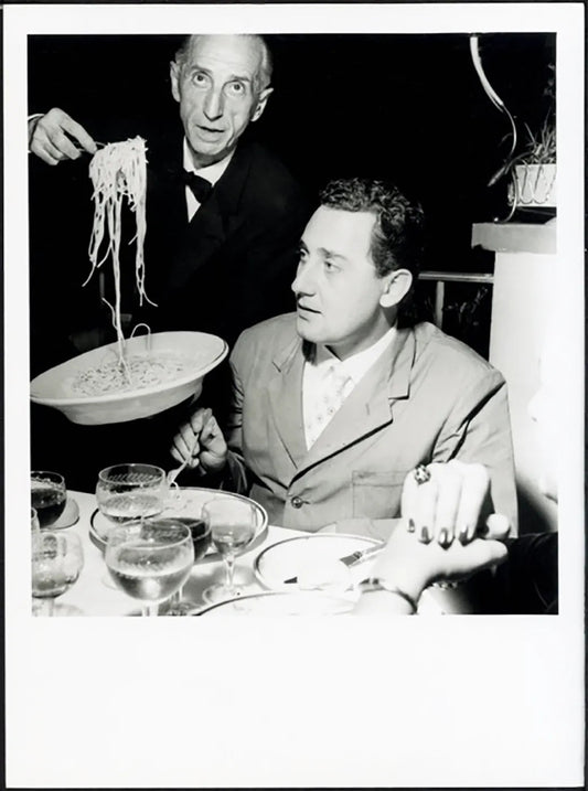 Alberto Sordi mangia spaghetti anni 50 Ft 37464 - Stampa 24x18 cm - Farabola Stampa ai sali d'argento