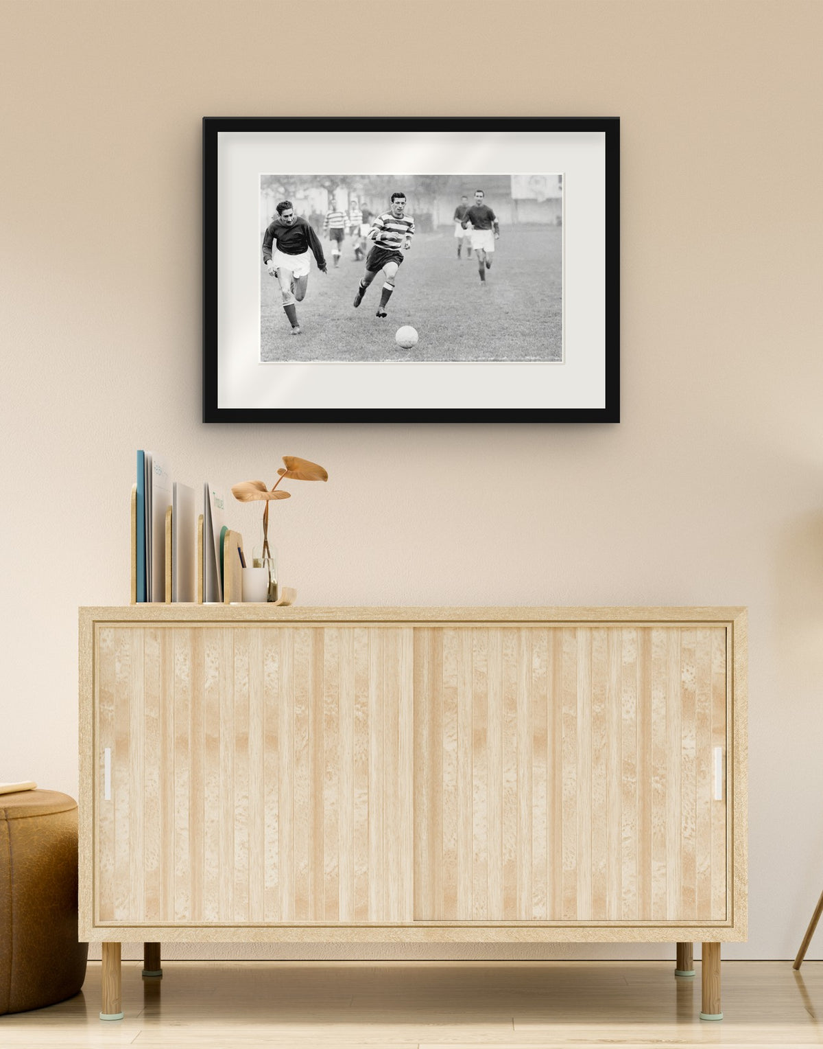 Fine-Art-Druck von „Alcides Ghiggia, Pro Patria-Roma 1955“ mit schwarzem Rahmen und Passepartout, im Wohnzimmer über einer Anrichte aufgehängt