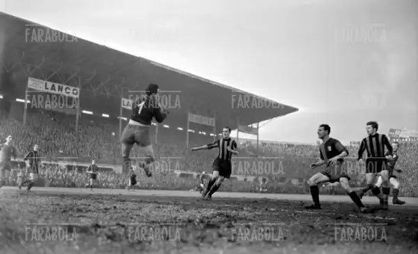 Aldo Campatelli in azione, Inter vs Genoa, 1949 - Farabola Immagine digitale