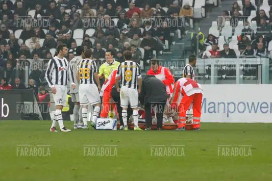 Alessandro Del Piero soccorso in campo, Juventus vs Cesena, 2011 - Farabola Immagine digitale