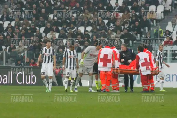 Alessandro Del Piero soccorso in campo, Juventus vs Cesena, 2011 - Farabola Immagine digitale
