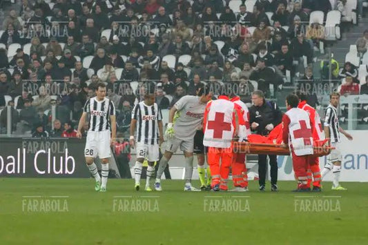 Alessandro Del Piero soccorso in campo, Juventus vs Cesena, 2011 - Farabola Immagine digitale