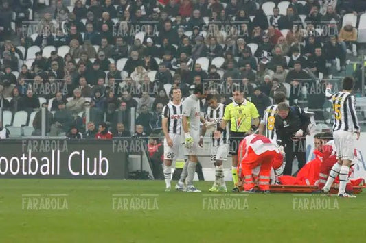 Alessandro Del Piero soccorso in campo, Juventus vs Cesena, 2011 - Farabola Immagine digitale