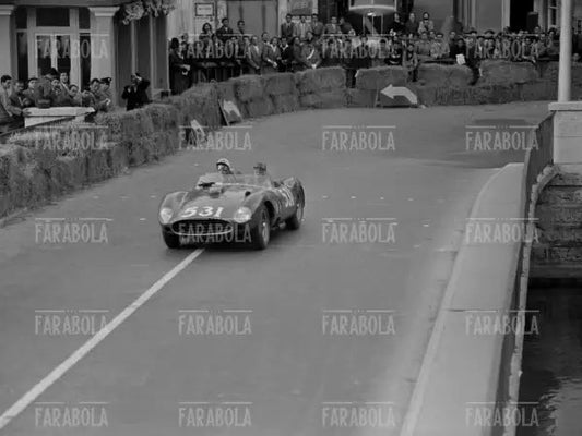 Alfonso de Portago ed Edmont Nelson su Ferrari 335 S, Mille Miglia, 1957 - Farabola Immagine digitale