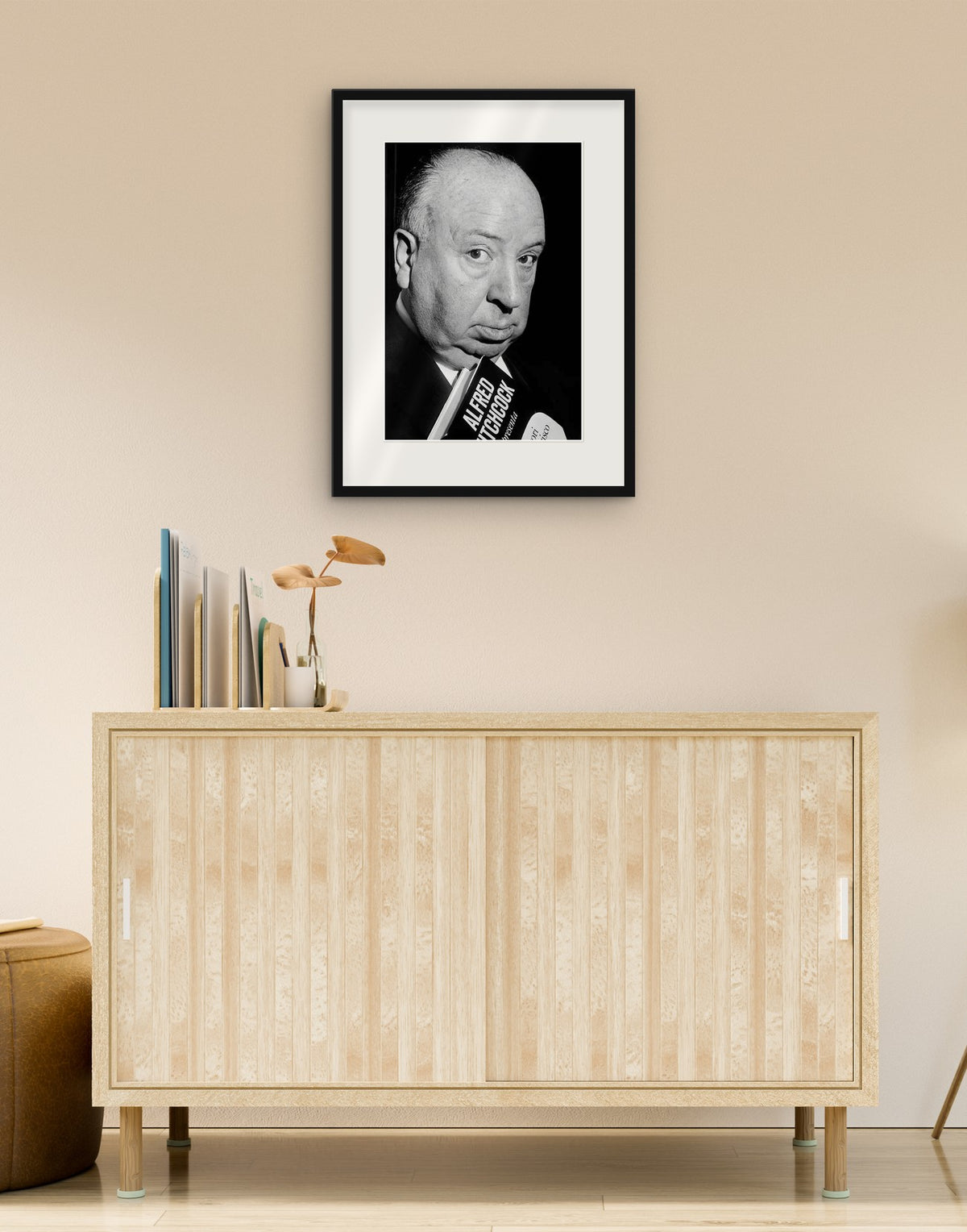Fine-Art-Druck von „Alfred Hitchcock, 1960“ mit schwarzem Rahmen und Passepartout, im Wohnzimmer über einer Anrichte aufgehängt