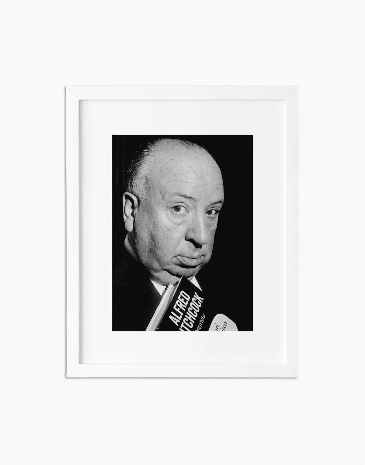 Alfred Hitchcock, 1960 — stampa fine art con cornice bianca