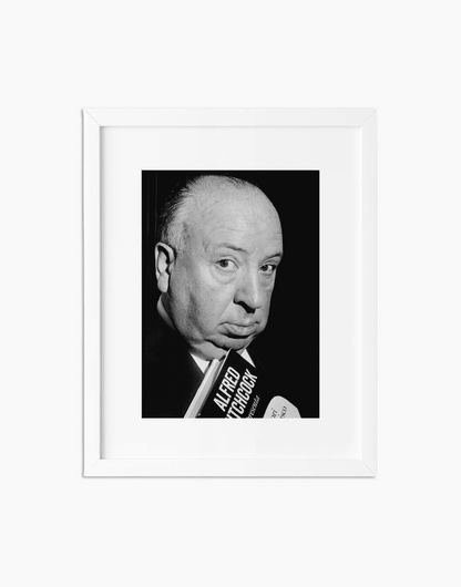 Alfred Hitchcock, 1960 — stampa fine art con cornice bianca