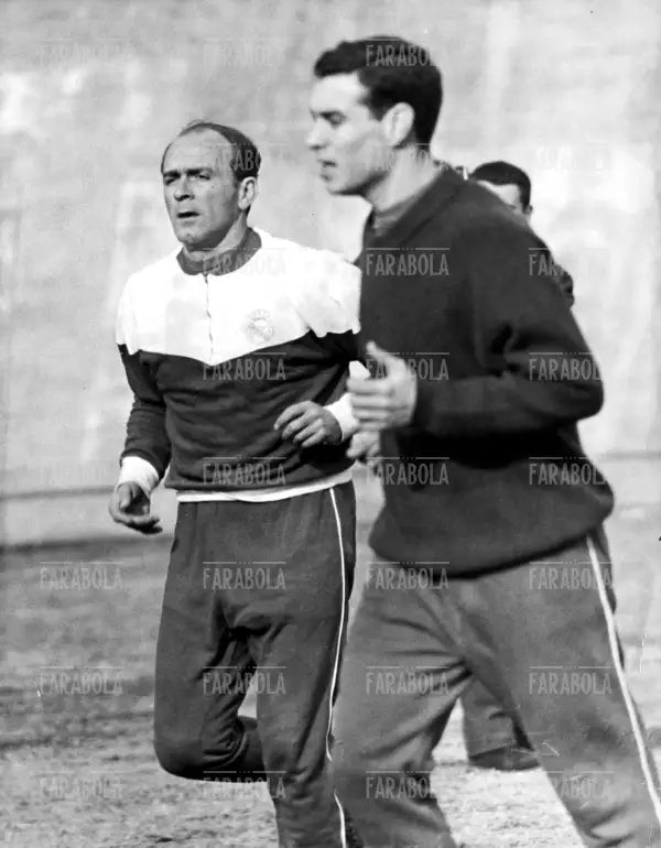 Alfredo Di Stefano e Santisteban si allenano con il Real Madrid, Como, 1964 - Farabola Immagine digitale
