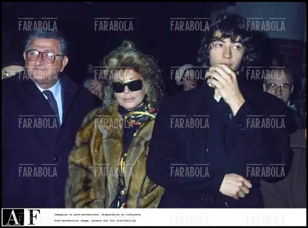Alida Chelli con il figlio Simone ai funerali di Walter Chiari, 1991 - Farabola Immagine digitale